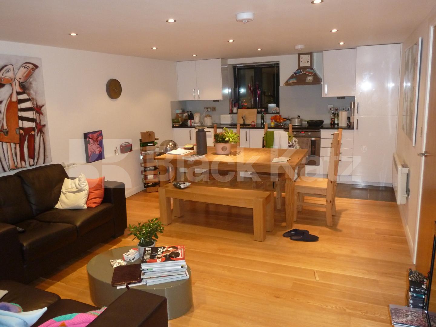 			An absolutely stunning apartment !!!, 2 Bedroom, 1 bath, 1 reception Flat			 Penton Street, ANGEL, ISLINGTON